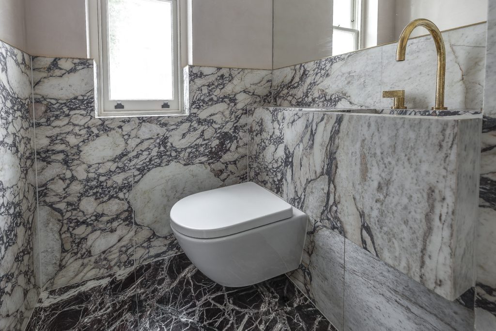 A master bathroom in Velluto Onyx - prized for its warm honey and ivory tones — Lansdowne Crescent, Roma Marble