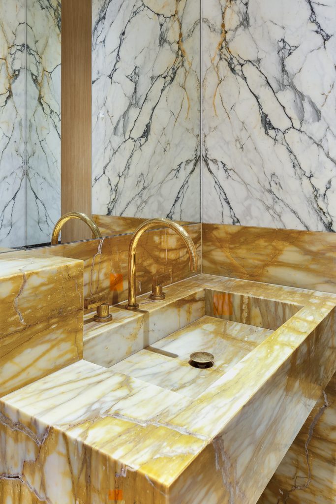 Arabescato Vagli wall panels in the main bathroom, its grey veining forming loose — Lansdowne Crescent, Roma Marble