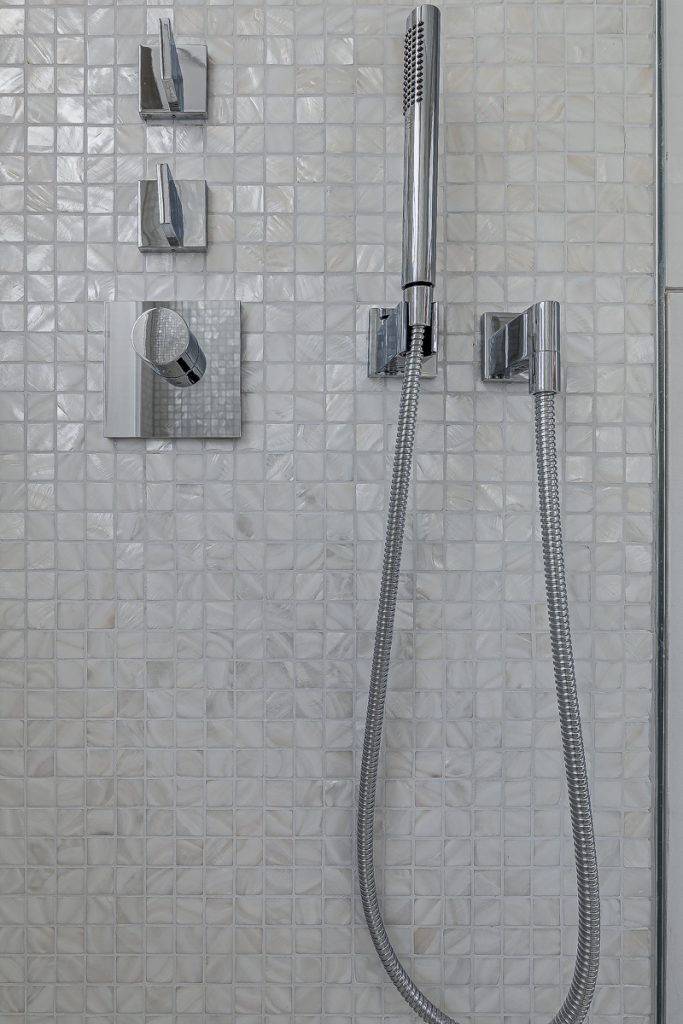 A shower in Statuario Venatino marble panels with a niche lined in Bisazza mosaic — Cornwall Terrace, Roma Marble