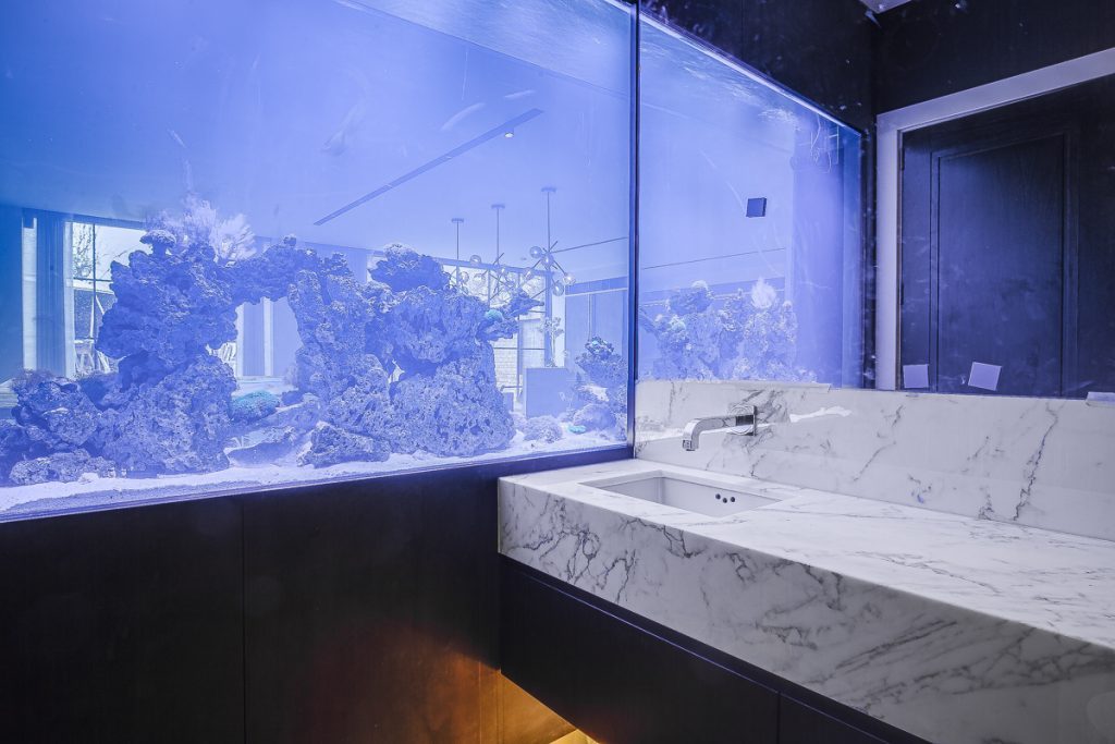 A second bathroom in Fior di Bosco walls with a Calacatta Oro floor inlay — Ranulf Road, Roma Marble