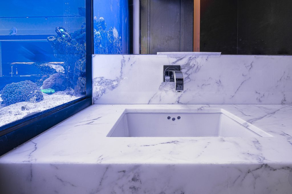 A second bathroom in Fior di Bosco walls with a Calacatta Oro floor inlay — Ranulf Road, Roma Marble