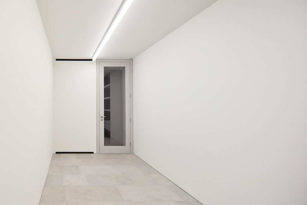 Carrara marble treads paired with Gascoigne Beige risers on the staircase between floors — Mayfair Art Gallery, Roma Marble