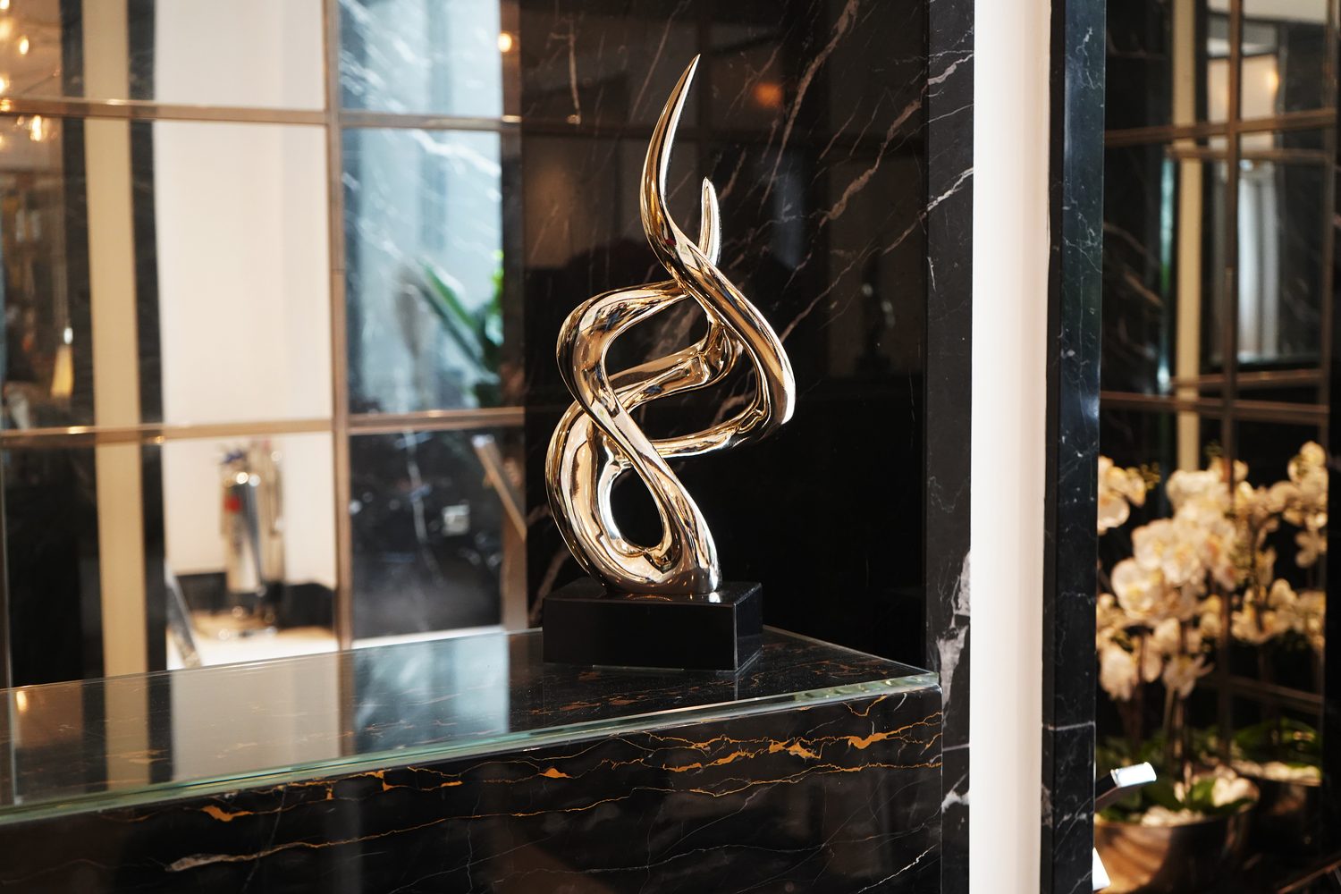 A Portoro Gold marble plinth between mirrored returns, Blakemore Hyde Park - Roma Marble