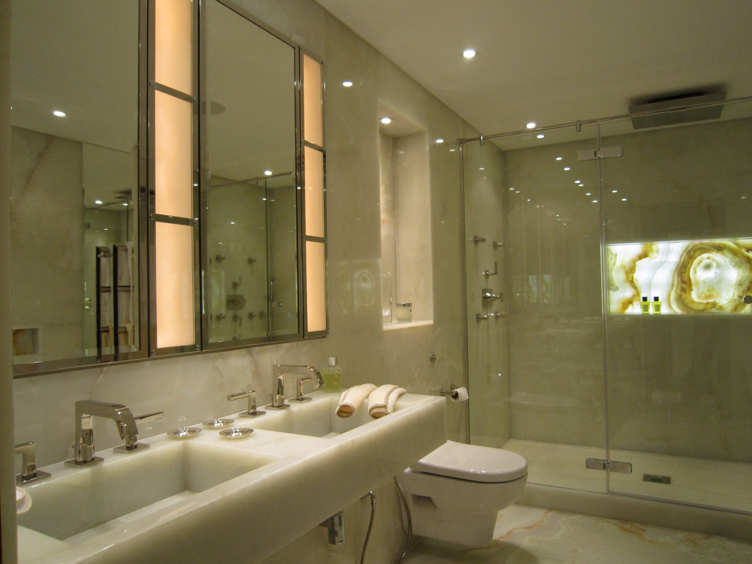 Honey Onyx bathroom by Roma Marble, London