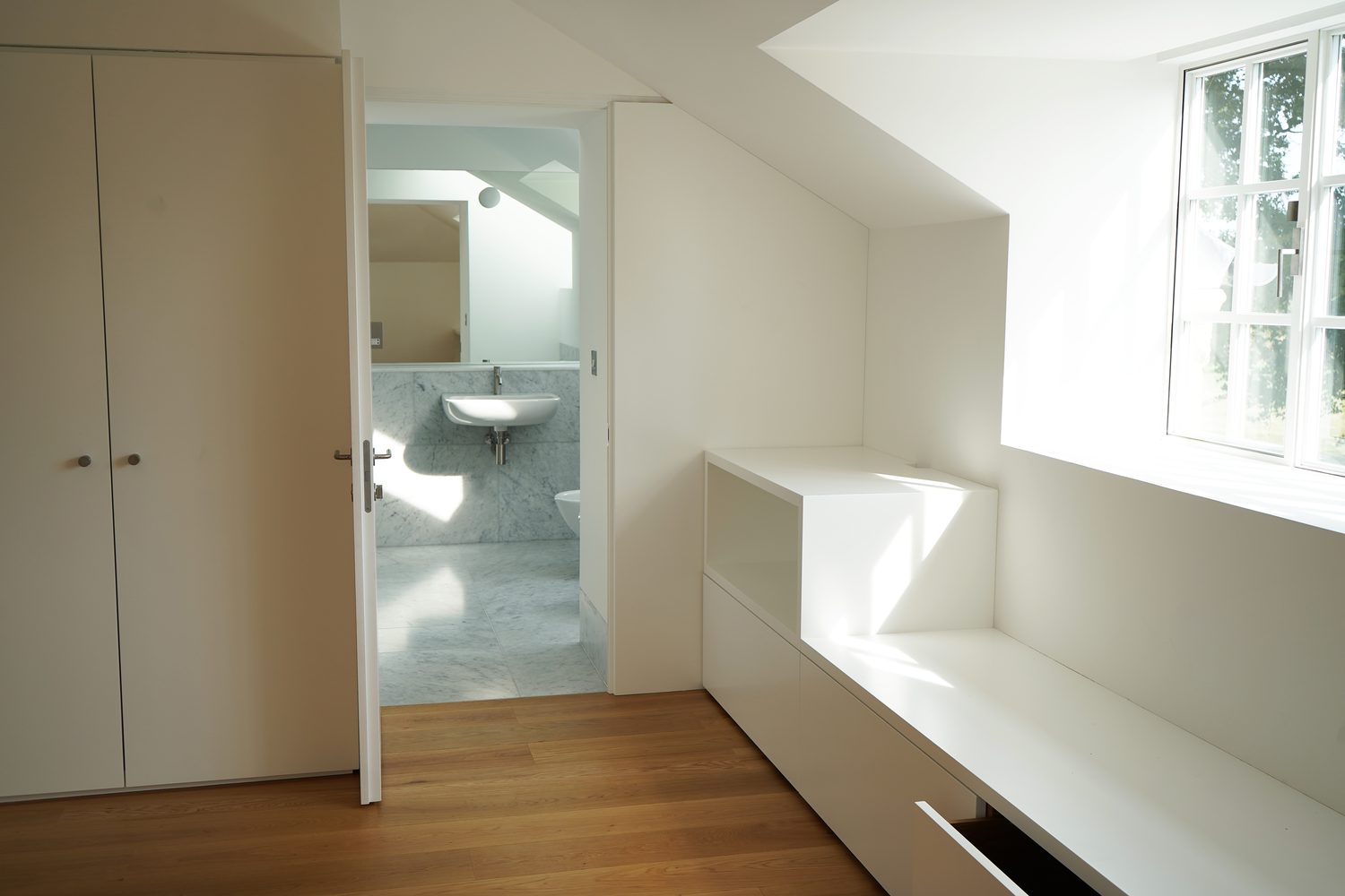 A bedroom landing with an ensuite beyond, Oxford - Roma Marble